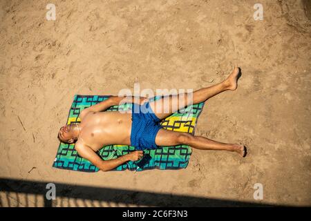 Migliaia di beachgoers osservano generalmente le distanze sociali mentre cercano di battere il calore e l'umidità a Coney Island a Brooklyn a New York nel fine settimana lungo di giorno di Indipendenza, domenica 5 luglio 2019. (© Richard B. Levine) Foto Stock