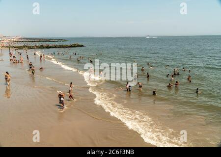 Migliaia di beachgoers osservano generalmente le distanze sociali mentre cercano di battere il calore e l'umidità a Coney Island a Brooklyn a New York nel fine settimana lungo di giorno di Indipendenza, domenica 5 luglio 2019. (© Richard B. Levine) Foto Stock