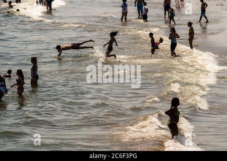 Migliaia di beachgoers osservano generalmente le distanze sociali mentre cercano di battere il calore e l'umidità a Coney Island a Brooklyn a New York nel fine settimana lungo di giorno di Indipendenza, domenica 5 luglio 2019. (© Richard B. Levine) Foto Stock