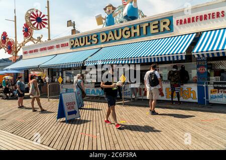 La figlia di Paolo sul lungomare di Coney Island a Brooklyn a New York, domenica 5 luglio 2019, il lungo weekend dell'Independence Day. (© Richard B. Levine) Foto Stock