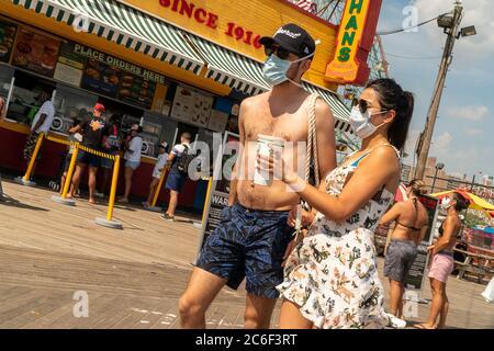 Nathan è famoso sulla passerella di Coney Island a Brooklyn a New York nel weekend del lungo giorno dell'Indipendenza, domenica 5 luglio 2019. (© Richard B. Levine) Foto Stock