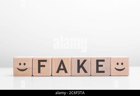 Parola falsa fatta con i blocchi di costruzione. Foto Stock