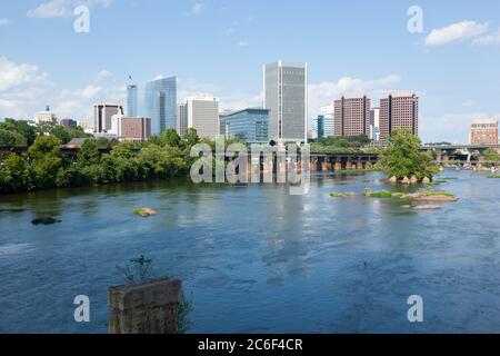 RICHMOND, VIRGINIA - 9 agosto 2019: Lo skyline di Richmond è visto sopra il fiume James in una fine giornata estiva. Foto Stock