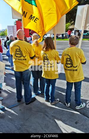 Famiglia che partecipa al rally 'Tea Party', mostrando bandiere e cartelli, maglietta con la scritta 'Don't TREAD on Me', California. Foto Stock
