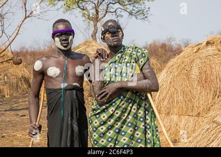 Due guerrieri dipinti e scaravati della tribù Mursi nel Parco Nazionale di Mago vicino Jinka, zona Debub Omo, Etiopia meridionale, Africa Foto Stock