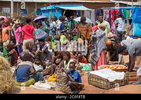 La gente locale della tribù Banna / Banya al mercato di Key Afer / Key Afar, Lower Omo Valley, Debub Omo zone, Etiopia meridionale, Africa Foto Stock