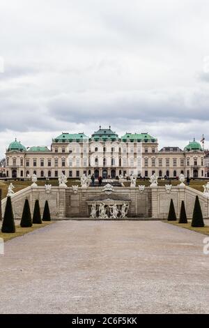 Vienna, Austria - 6 marzo 2017: Vista della gente Passeggiate nel Giardino Belvedere con il Palazzo Belvedere sullo sfondo Foto Stock