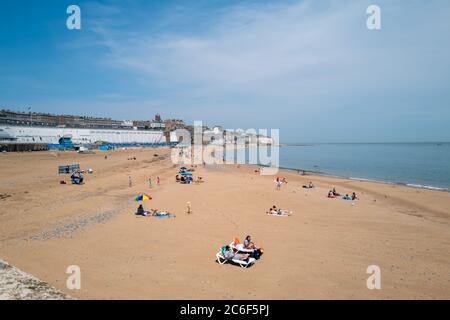 Ramsgate, UK - Giugno 26 2020 alcuni visitatori e locali godono della spiaggia di Main Sands in un giorno di sole di Giugno durante il periodo di divaricamento sociale di Covid 19. Foto Stock