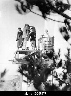 Regista ERICH von STROHEIM e Camera Crew filmare MAUDE GEORGE sulla location set candid durante la produzione di MOGLI STOLISH 1922 regista / storia / scenario ERICH von STROHEIM Silent film Universal Film Manufacturing Company Foto Stock