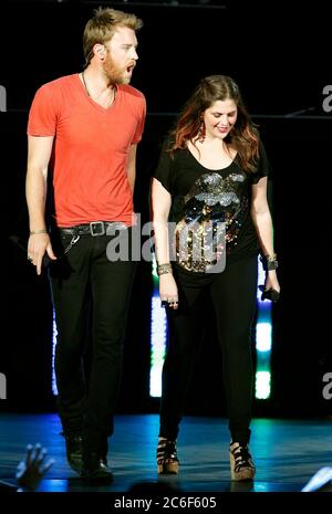 Hillary Scott e Charles Kelley di Lady Antebellum suonano con il banditore Dave Haywood presso il Cruzan Amphitheatre di West Palm Beach, Florida. Foto Stock