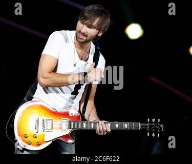 Dave Hayward of Lady Antebellum suona con i banditi Hillary Scott e Charles Kelley presso il Cruzan Amphitheatre di West Palm Beach, Florida. Foto Stock