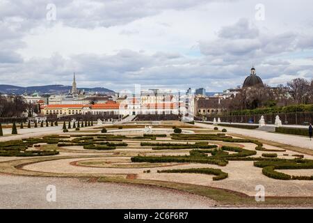 Vienna, Austria - 6 marzo 2017: Vista della gente Passeggiate nel Giardino Belvedere con il Palazzo inferiore sullo sfondo Foto Stock