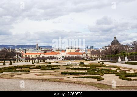 Vienna, Austria - 6 marzo 2017: Vista della gente Passeggiate nel Giardino Belvedere con il Palazzo inferiore sullo sfondo Foto Stock