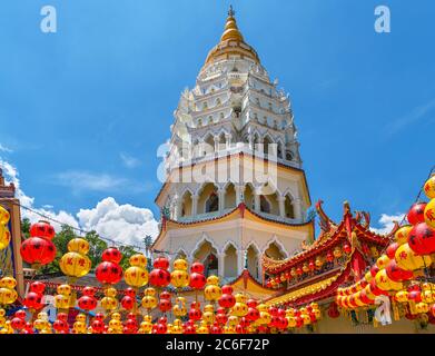 Top of the Tecimila Buddha Pagoda al Tempio di Kek Lok si, un tempio buddista in Air ITAM, Penang, Malesia Foto Stock