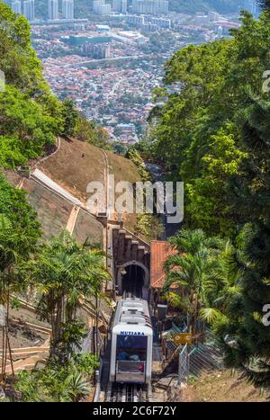 Penang Hill Railway con George Town sullo sfondo. La funicolare va da Air ITAM a Skywalk su Penang Hill, Air ITAM, Penang, Malesia Foto Stock