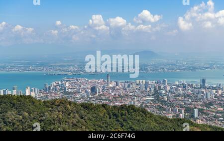 Vista su George Town dallo Skywalk sulla Penang Hill, Air ITAM, Penang, Malesia Foto Stock