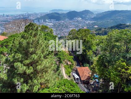 Penang Hill Railway con George Town sullo sfondo. La funicolare va da Air ITAM a Skywalk su Penang Hill, Air ITAM, Penang, Malesia Foto Stock