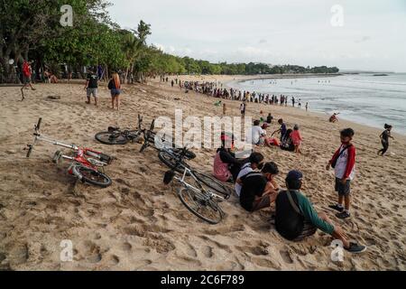 Badung, Bali, Indonesia. 9 luglio 2020. Un gruppo di ciclisti mette le loro biciclette sulla spiaggia di sabbia. Il governo locale inizia a riaprire la famosa icona turistica di Kuta Beach per i cittadini di Bali come una fase del piano "nuovo normale". Kuta Beach è chiusa dal 30 marzo 2020 a causa di una preoccupazione di Coronavirus Covid-19. Credit: Dicky Bisinglasi/ZUMA Wire/Alamy Live News Foto Stock