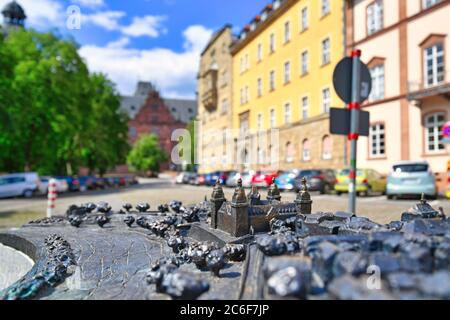 Aschaffenburg, Germania - Luglio 2020: Replica del modello di esame in miniatura del tocco per i ciechi del centro storico della città con attenzione al palazzo Foto Stock