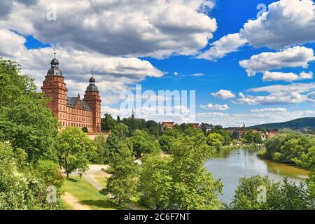 Splendida vista sulla città tedesca di Aschaffenburg con il fiume meno, il palazzo chiamato 'San Johannisburg' e il parco verde Foto Stock