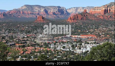 Una vasta scena di Sedona, Stati Uniti dal percorso dell'aeroporto Foto Stock