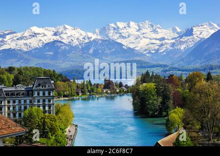 Lago Thuner vista dalla città di Thun con splendida vista panoramica sulle Alpi neve montagna paesaggio - Svizzera Foto Stock