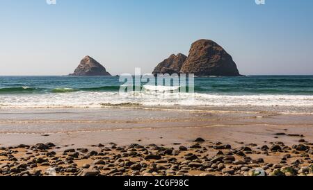 Grandi magazzini di mare su una spiaggia di sabbia e roccia vicino Oceanside Oregon Foto Stock