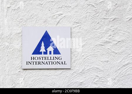 Brienz, Svizzera – 18 febbraio 2018. - Hostelling International lsign su parete bianca Foto Stock