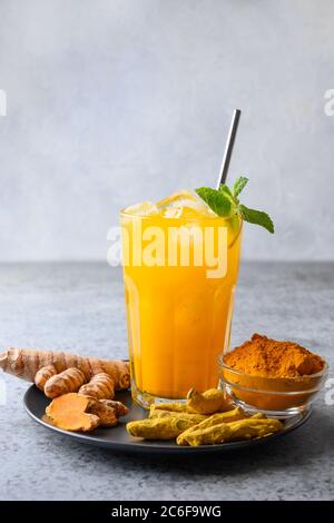 Bevanda curcuma Jamu con ingredienti. Bevanda ayurvedica. Primo piano. Foto Stock