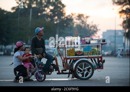 LAO P.D. R., Vientiane, fornitore di strada / LAOS, Vientiane, Starßenverkäufer Foto Stock