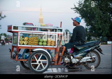 LAO P.D. R., Vientiane, fornitore di strada / LAOS, Vientiane, Starßenverkäufer Foto Stock