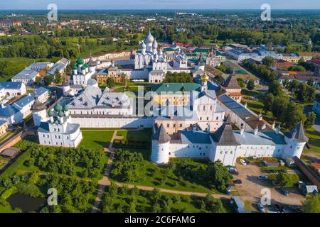 Cremlino di Rostov in una giornata di luglio soleggiata (fotografia aerea). Regione di Yaroslavl, anello d'oro della Russia Foto Stock