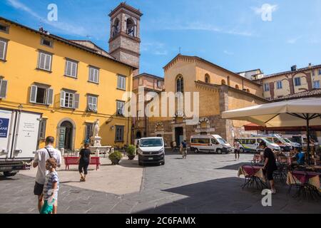 Lucca - 14 agosto 2019: Chiesa di San Salvatore a Mustolio e Fontana della Pupporona con la statua Naiad in piazza Misericordia di Lucca Foto Stock