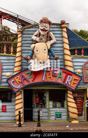 Divertente cowboy in legno con pistola e figura di cavallo al parco divertimenti sulla facciata dell'edificio. Ingresso al Crazy Theatre. Copenaghen, Danimarca - 7 luglio 2020 Foto Stock