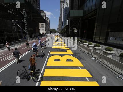 New York, Stati Uniti. 09 luglio 2020. La gente si riunisce e scatta foto di un gigantesco murale 'BLACK LIVES MATTER' dipinto prima del giorno sulla Quinta strada fuori dalla Trump Tower giovedì 9 luglio 2020 a New York City. Foto di John Angelillo/UPI Credit: UPI/Alamy Live News Foto Stock