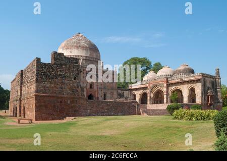 Vista dell'antica moschea di Bad Gumbad nel parco di Lodi in una giornata di sole. Nuova Delhi, India Foto Stock
