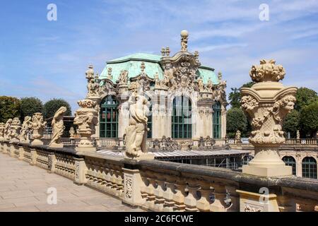 Figure e statue nel palazzo barocco Zwinger di Dresda, Germania Foto Stock