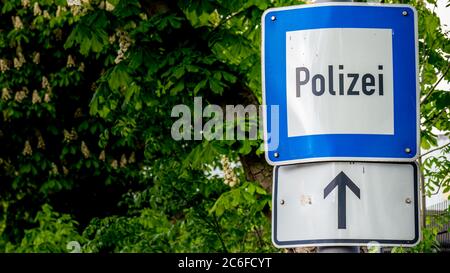 segnaletica stradale autorità di polizia davanti sotto un castagno, copia spazio a sinistra polizei in lingua tedesca Foto Stock