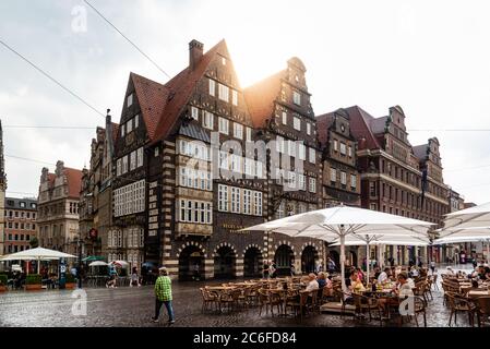 Brema, Germania - 5 agosto 2019: Persone che godono in una terrazza bar nel centro storico della città con il sole si inarza dopo la pioggia Foto Stock
