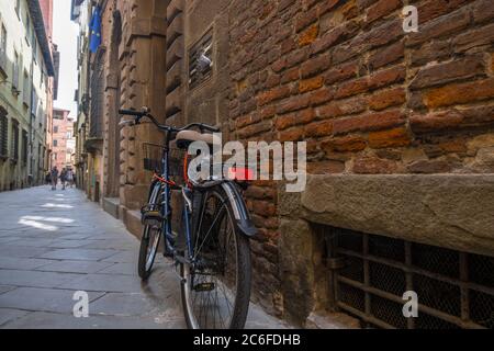 Lucca - 14 agosto 2019: Bicicletta nella stretta strada medievale di Lucca, Toscana, Italia Foto Stock