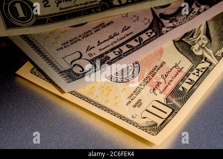 primo piano di una variazione di diversi tagli di fiat money, gara legale degli stati uniti d'america, dieci dollari di legge con cinque dollari Foto Stock