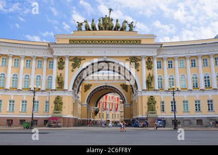 ST. PETERSBURG, RUSSIA - 19 GIUGNO 2020: Presso l'Arco di Trionfo del Palazzo dello Stato maggiore, nel pomeriggio di giugno Foto Stock