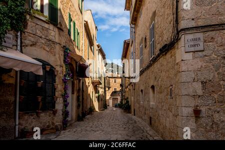 mediterraneo romantico vicolo stretto chiamato carrer chopin illuminato dalla luce del sole nel piccolo villaggio valldemossa Foto Stock