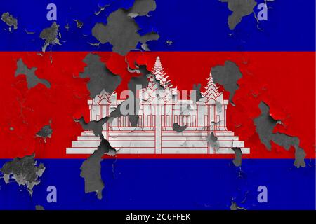 Bandiera Cambogia primo piano dipinto, danneggiato e sporco sulla parete che si stacca la vernice per vedere la superficie in cemento. Vintage National Concept. Foto Stock