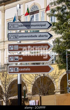 Punti di interesse attrazioni turistiche informazioni comunali direzione Signpost Silves Portugal Foto Stock