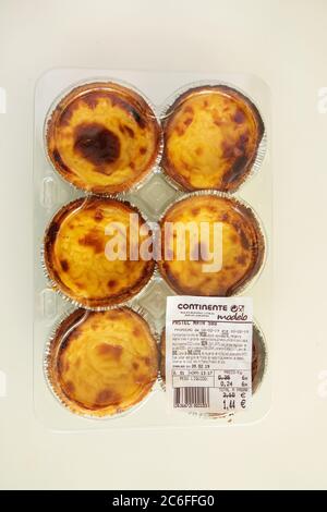 Plastica Clamshell pacchetto di Pasteis de Nata (pastello de Nata), dal Continente Supermarket in vendita Prezzo scontato Portogallo isolato taglio su bianco B. Foto Stock