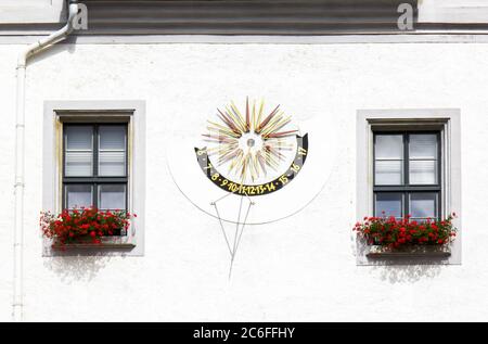 Meissen, Germania: 22 agosto 2016 - Sundial sul municipio nella città vecchia tedesca Meissen, che è meglio conosciuto per la produzione di porcellana. La meridiana Foto Stock