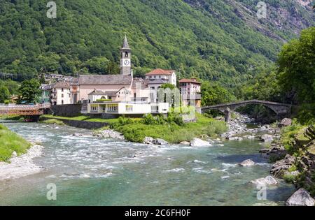 Bignasco villaggio alla foce dal fiume Maggia e Bavona, Ticino, Svizzera Foto Stock
