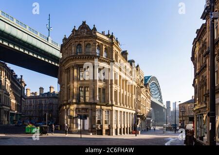 La luce dorata splende sul ponte Tyne e sugli edifici georgiani su Queen's Street a Newcastle upon Tyne Foto Stock