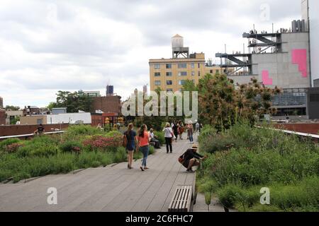 29 Giugno 2015, scena di persone che si godono i dintorni e scattano foto delle piante del parco High Line situato a New York, USA. Foto Stock